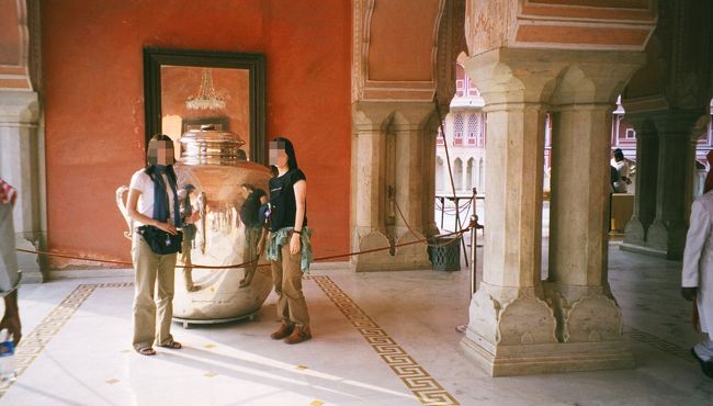 ディワーネカースにある壷は<br />「世界一大きい銀製品」<br />としてギネスに登録されているとか。<br /><br />昔、マハラジャがイギリスに行くのに、<br />ガンジス川の水をこの壷に入れて、<br />一緒にもって行き、<br />イギリスで沐浴をするのに使ったとか。<br /><br />王様って、すごい。