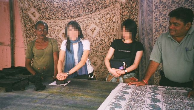 ピンクシティーから少し離れて、<br />テキスタイルのお店に行き、<br />ブロックプリントを体験しました。<br />色別にブロック(ハンコ）があり、<br />一色ずつ重ね押しをしていくのですが、<br />模様がずれないように、キチンと<br />しるしがしてあります。