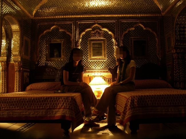 薄暗いです。<br />あえて、フラッシュをたかなかったんですけど、<br />この通りの部屋でした。<br /><br />インドならではのホテルですよね！