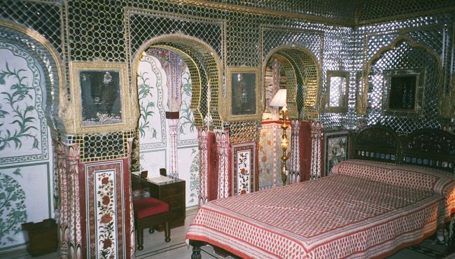 フラッシュをたくとこんな感じ。<br />１５０年前のミラーワークの装飾です。