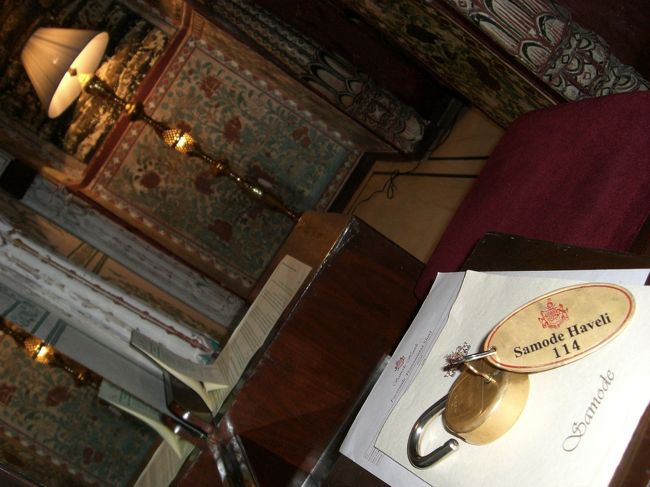 ドアの鍵は南京錠