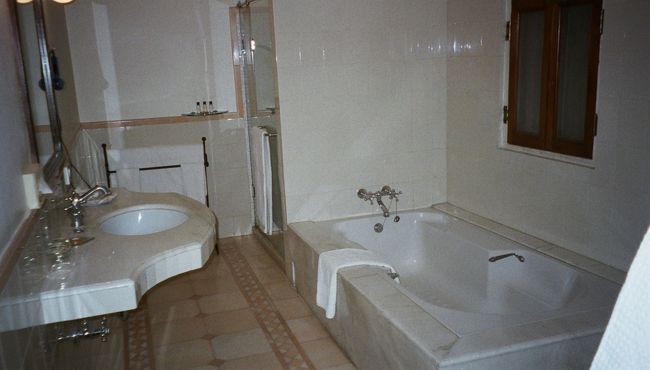 キレイで広いバスルームは<br />湯船も、シャワーブースまである！<br />が、<br />小さなお湯のタンクも見える。<br /><br />想像通り、お湯は湯船に溜めずに<br />正解。