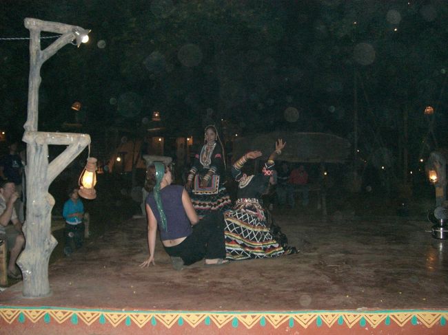 ガイドブックに載っていないし、<br />パンフレットもないのでよく分からないけど、<br /><br />チョーキダニ（って聞こえた）<br />とやらへ行きました。<br /><br />ラジャスターン体験村って感じです。<br />ちょっとリッチなインド人が<br />家族で来て、<br />いろんなアトラクションを楽しんでます。<br /><br />ラジャスターンダンスでは<br />欧米人の絶対ダンサーっていう感じのお姉さんが、<br />貴重品も預けて、めっちゃノリノリです♪