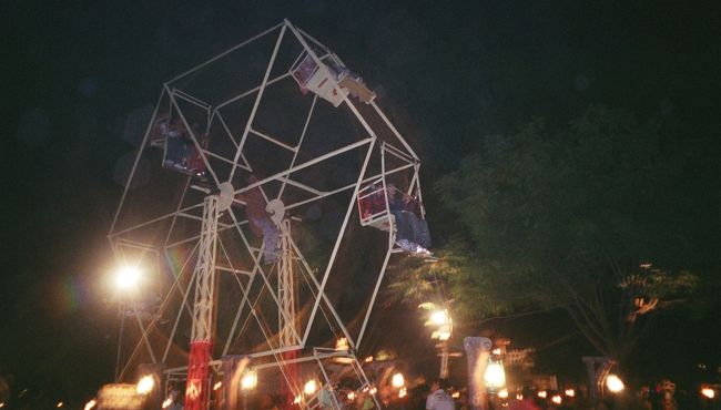 観覧車風超高速回転ブランコ（人力）<br />　　真ん中で、人がまわしてる