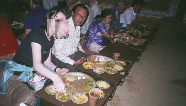 チョウキダニ(仮称）では、<br />入村（？）時、おでこに赤いビンディーを<br />してくれます。<br /><br />夜ご飯は、私はお腹が万全でなく、パス。<br /><br />