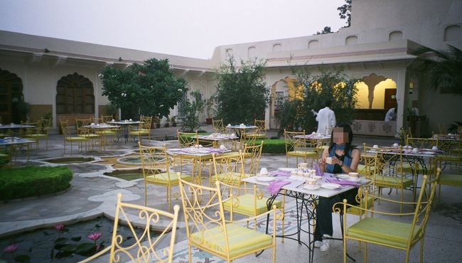 ７日目　２００６年１１月１０日<br />ホテルの朝食会場は中庭です。<br />スイレンも咲いていて気持ちいい！<br /><br />でも、早くチェックアウトしなければいけない私達。<br />６時半に行ってもまだ準備中で、<br />お茶だけのみました。