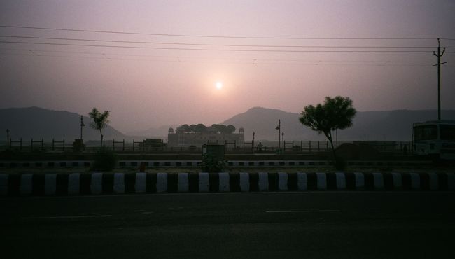 ジャイプール→アンベール城<br />の途中にある、湖に浮かぶお城です。<br /><br />ホテルにするのに改装中だそうです。<br /><br />ばっちり、朝日に逆光でスミマセンm(__)m