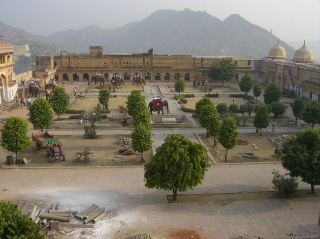 象のタクシーは、<br />右から入ってきて、<br />奥を通り、<br />左の降り場で降ります。