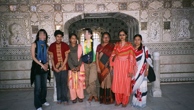 勝利の間にて、<br />またまた、観光のみなさんと記念撮影です。<br />カルカッタとか、東インドの方達だそうです。<br /><br />インドをクルッとちょこっとまわってみて、<br />地域によって、サリーの雰囲気が違うのが<br />分かってきました。<br />東インドのほうは、結構渋め。<br />ラジャスターンは蛍光色があったり、<br />装飾が豪華だったり、派手め。<br />デリーとかジャイプールの街のものは、<br />デザインも洗練されてるように思いました！