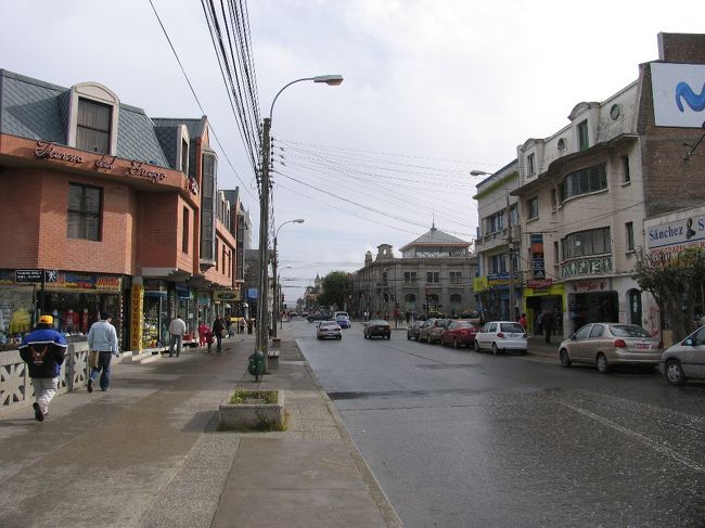 プンタ・アレーナスの街並み。<br />空港から市街地までBus Sur社のバスで送ってもらった。プエルト・ナタレス行きバスの出発まで少し時間があったので市内観光した。USドルからチリペソへの両替をこの町でしておいたのがよかった。<br />交通料金はUSドルでの支払いも可能な場合が多いが、ペソ払いの方が若干安い設定になっている。