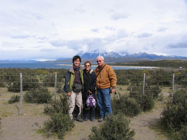 ツアーバスで一緒になったイスラエル人ご夫婦。<br />いきなり宗教の話を振られて面食らったが、数時間のうちに一番仲良くなった。おじいさんのメールアドレスも教えてもらったので、帰国後この写真を送ってあげた。後ろはサルミエント湖。