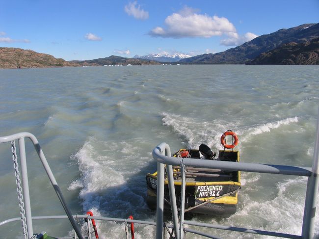 日帰りツアーの一行と別れた後、小型船でグレイ湖を北上する。<br />氷河のかけらが湖面に浮いていた。