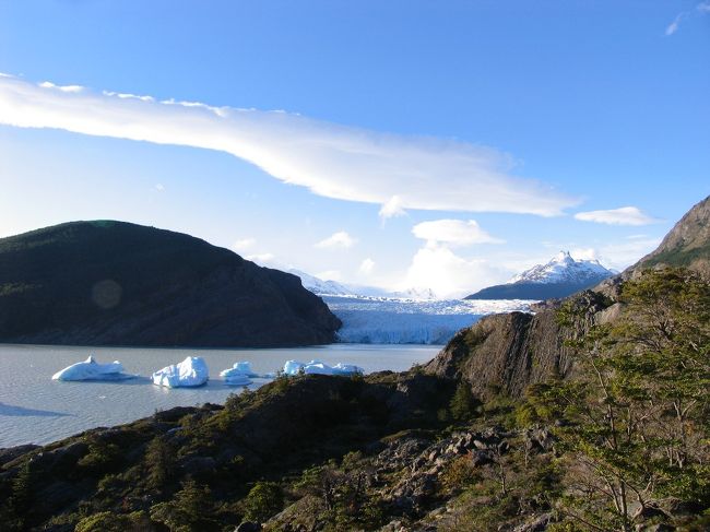 日が傾いてきた。遠くにグレイ氷河が見える。ショートカットコース(非公式)を通ったので足場が悪かった。