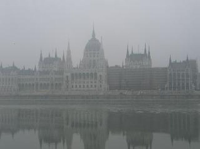 霧の中の国会議事堂<br />寒くて・・水面から湯気が・・。<br />