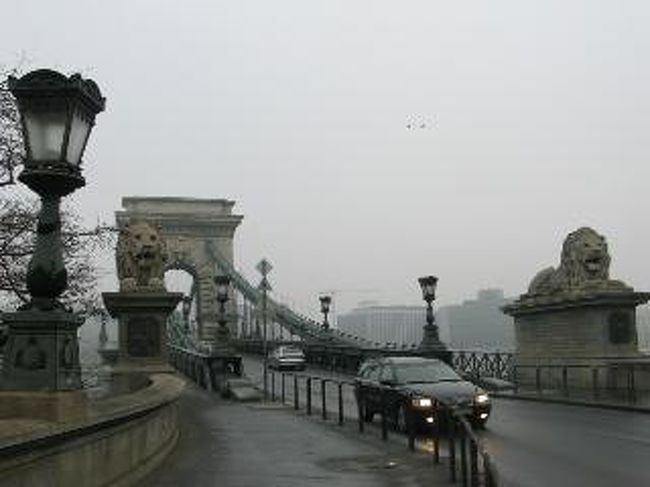 正面には、2頭のライオンが守っています。