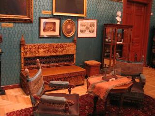 素敵な調度品。<br />リストがここで生活していたのね〜