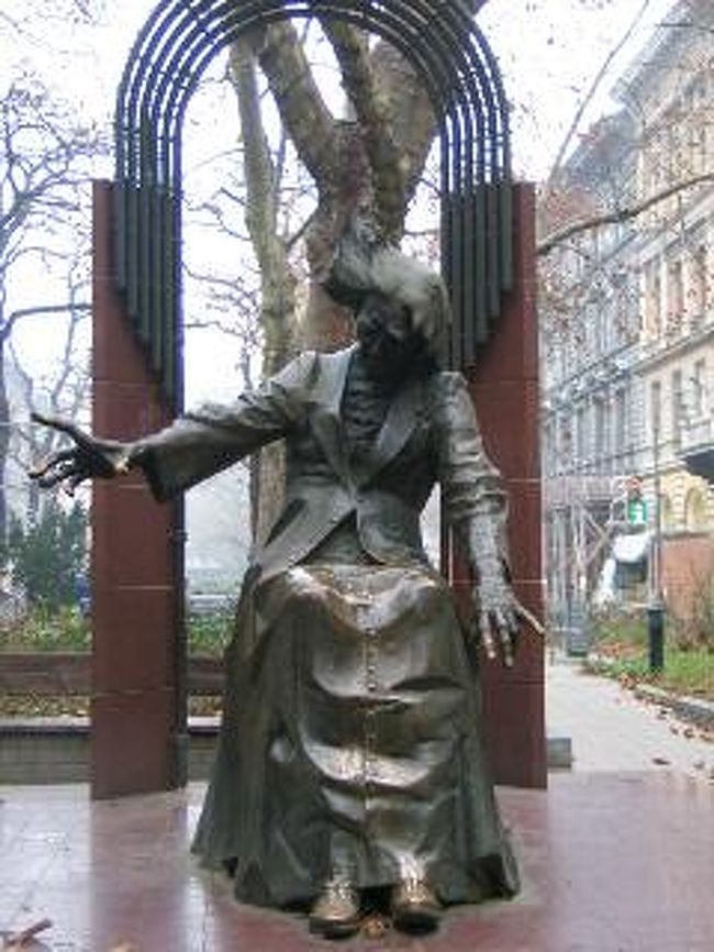 リスト広場のリスト像