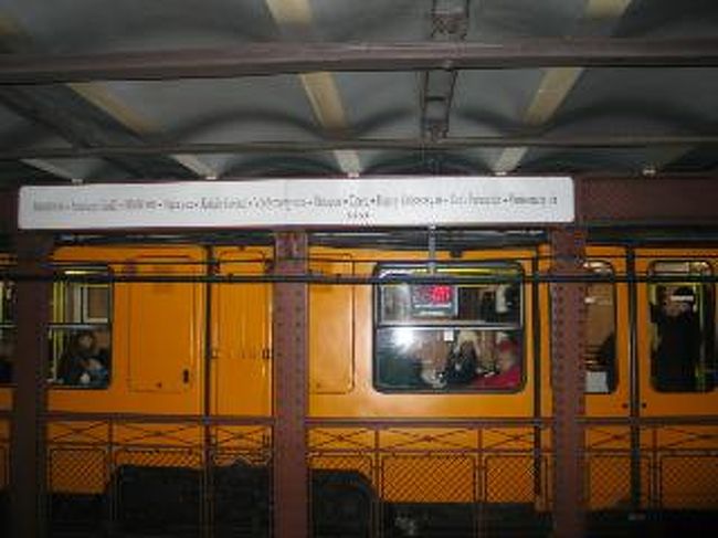 地下鉄。<br />地下鉄の路線はわかりやすく初心者でも乗りこなせます。