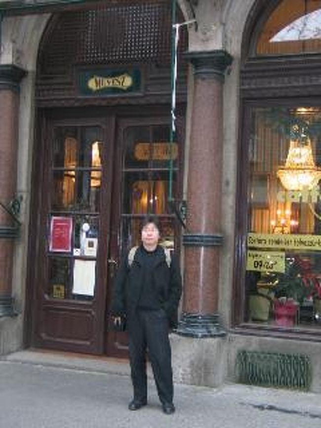 カフェの前で。<br />ムーヴィーズという有名店