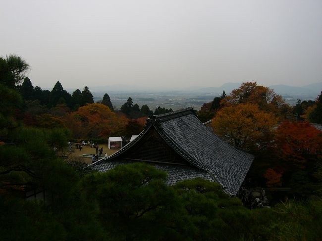 百済寺の庭園の一番高いところからの眺めです。あまり天気が良くないので，眺めはいまいちですが，遠くまで見渡せるので「天下遠望の庭園」と呼ばれているそうです。