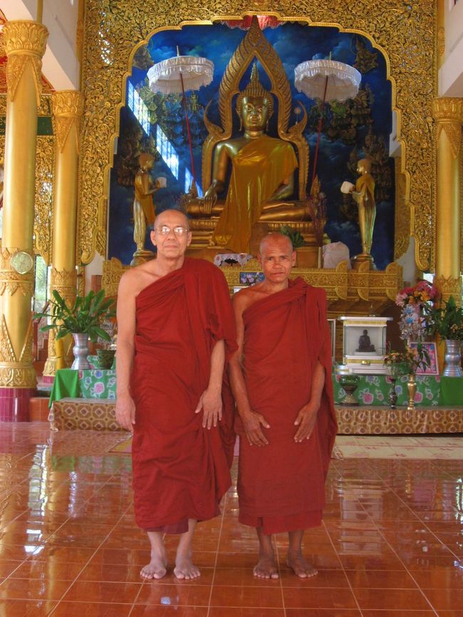 タガウン・パゴダの近くにあるナンタッゴー・パゴダ(英語名Time Pagoda)。<br />左側のお坊様は日本語が話せるとても気さくな方で、とても歓迎していただいた。<br />後ろはタイで鋳造された仏像。<br />チャウンターにあるサガワタウン僧院とは兄弟寺だそうで、紹介状を書いていただいた。<br /><br />