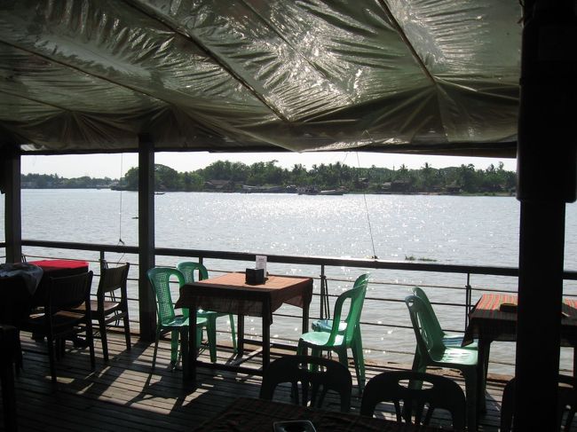 川岸にある生ビールレストラン、T3(TTT：ティートウン)。夜になるといささか怪しげな雰囲気が出てくるけど(カラオケラウンジ併設)、テラスで飲むビールは最高。料理もうまい。<br /><br />ちなみにPamawaddy Innホテルの隣にあるDiamond Lightレストランは、日本語を話せるとても親切な方がオーナー。だけどいつ行っても生ビールがぬるいのが玉に瑕。<br /><br />さらに余談だけど、パテインの夜は怪しげ。というか怪しい。さすが港町。<br />健全なマッサージにはDream Beauty Salon。中心街から少し離れているのでサイカーで。