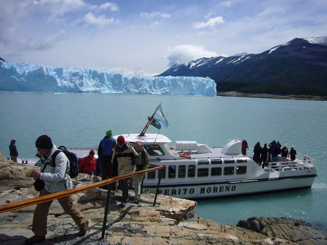 氷河湖畔にて上陸です！<br /><br />いや〜〜ん、本当にキレイ。いいお天気で、青さが映えます。