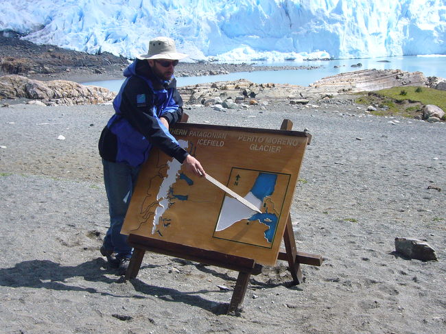 ガイドが地図を使って氷河の成長の過程などを説明してくれています。このペリート・モレノ氷河は意外と速い速度で流れているので、間違ってもマンモスが中で眠っていたりすることはありません。1年に60センチだったかな？600センチだったかな？