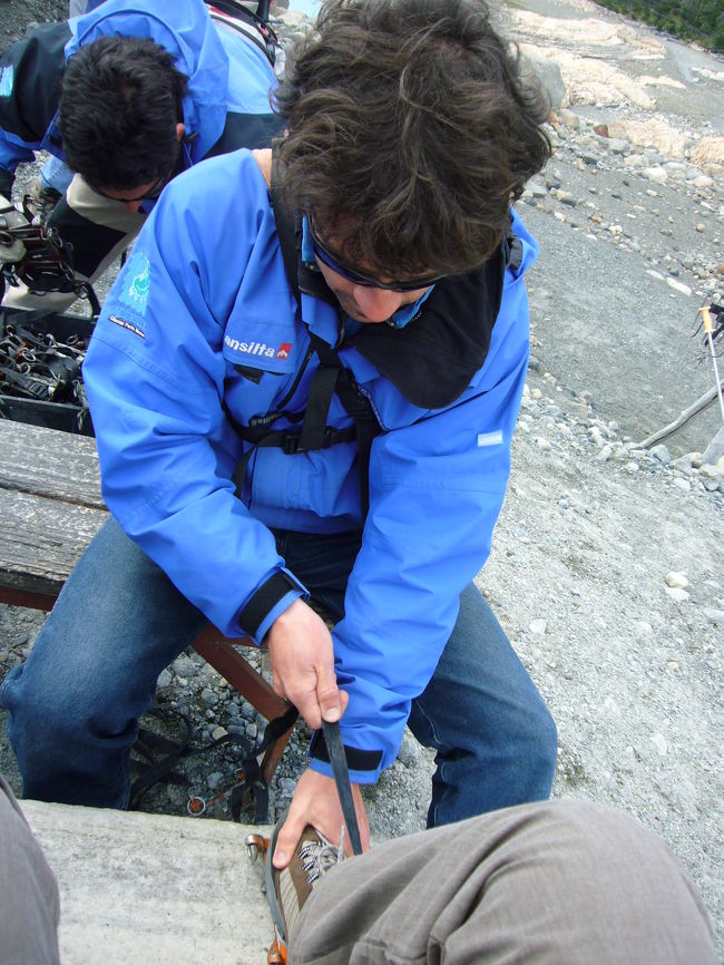ガイドさんが靴にカンジキをつけてくれて、いざ氷に登りますよ〜！