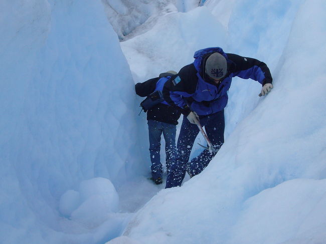 ところどころではピッケルで足場を作ってくれます。こういうのを見るとすぐにカッコイー！タノモシー！と思ってしまう単純な私。<br /><br />この日は天気が良くて照り返しがすごく、厚化粧をしていたのに顔が真っ赤に日焼けしてしまいました。