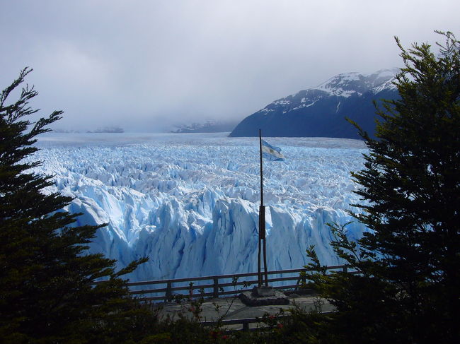 船に乗って対岸へ戻り、今度はバスで展望台へ。向こうの方から確かに河になっているのが確認できます。ここには車で来ている人たちもたくさんいました。皆氷河の崩落を今か今かと待っています。私は小さい崩落を2回、少し大きめの崩落を1回見れました。ドカーン！と音を立てて崩れる大氷塊と、落ちた衝撃で波立つ湖は大迫力。<br /><br />氷河の上を歩ける「ミニトレッキング」はツアーでしか参加できないようです。<br /><br />ビバ！アルゼンチン！
