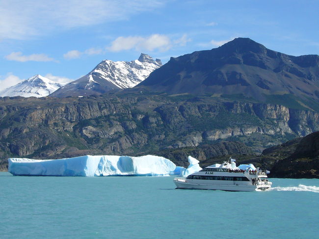 これは翌日。今日はウプサラ･オネジクルーズです。でっかくて青い流氷がたっくさん浮いた湖を行きます。ラゴ・アルヘンティーノ。