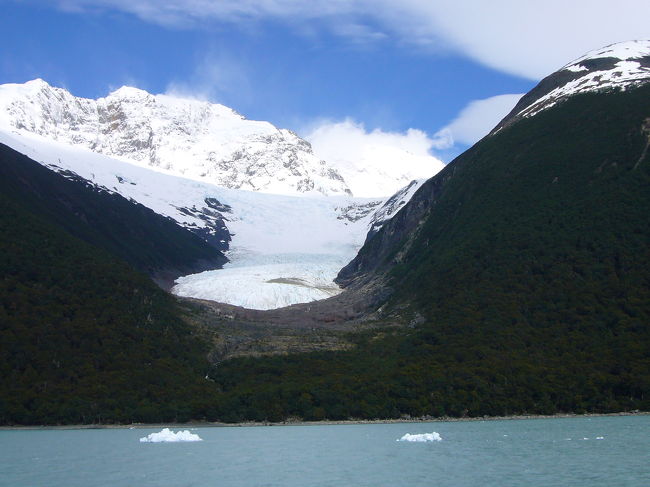 スペガッツィーニに向かう途中に見えたセコ氷河。後退してしまっていて、湖まで達していません。