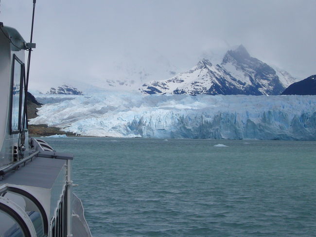 エル・カラファテの町を出てバスで約1時間半。ペリート･モレノ氷河の対岸でボートに船に乗り換え、氷河に向かいます！ワクワク…近づいてきました！