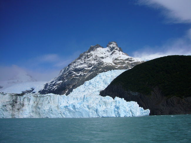 スペガッツィーニ氷河。私はこの氷河が一番好きでした。高低差があって、雪煙を上げる山の間から流れている青い氷河がかっこいい。
