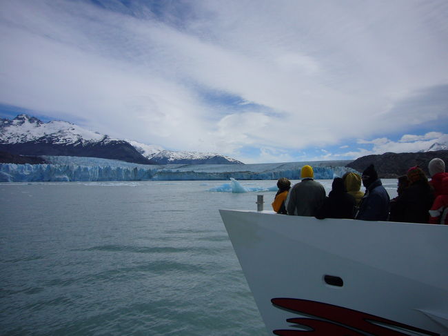 横幅が6kmもある、この公園最大の氷河、ウプサラです。モレーン（氷河が削った岩などのかけらが黒く筋のように見える）が多くて黒かったので、あまりきれいじゃなかった。そしてもうこのころには冷え切っていて、外に出るのがけっこう大変だったのです。船の中からでも大きな窓でけっこうキレイに見れるんだよ。