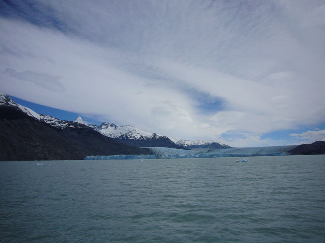 さよならウプサラ〜〜<br /><br />しかしこの各氷河の前ではかなり長い間（20分以上）停泊して、写真を撮る時間を充分撮ってくれます。人々も自分たちが写真をとったら場所を譲ってくれたりしてマナーがとても良い。