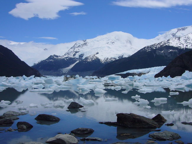 ミラーレイクみたくなってますね。オネジ(オネリ)湖です。バヒア・オネジ(オネジ湾)に船を停めて、２０分くらい森の遊歩道を歩いてきました。ここでランチです。<br /><br />向こうの方に氷河も見えます。本当に幻想的な景色でした…