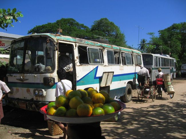 パテインからチャウンターへのバス。ロンプラにぼろいぼろいと書かれていたけど、確かにぼろい。<br />ローカル料金は1300Kだけど、外国人は3000K、所要2時間半ほど。