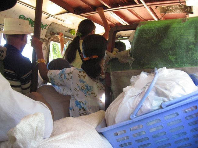 車内の様子。<br /><br />地元の人々の2倍以上の料金を払うだけあって、荷物席の後ろを割り当ててくれた。<br />少なくとも足の置き場があるのは幸せ。<br /><br />ちなみにこの行程の帰路は、席の無いおばさんの小さな女の子を抱っこしながらの旅になった。<br />助け合いながらの旅はほんとに楽しい。