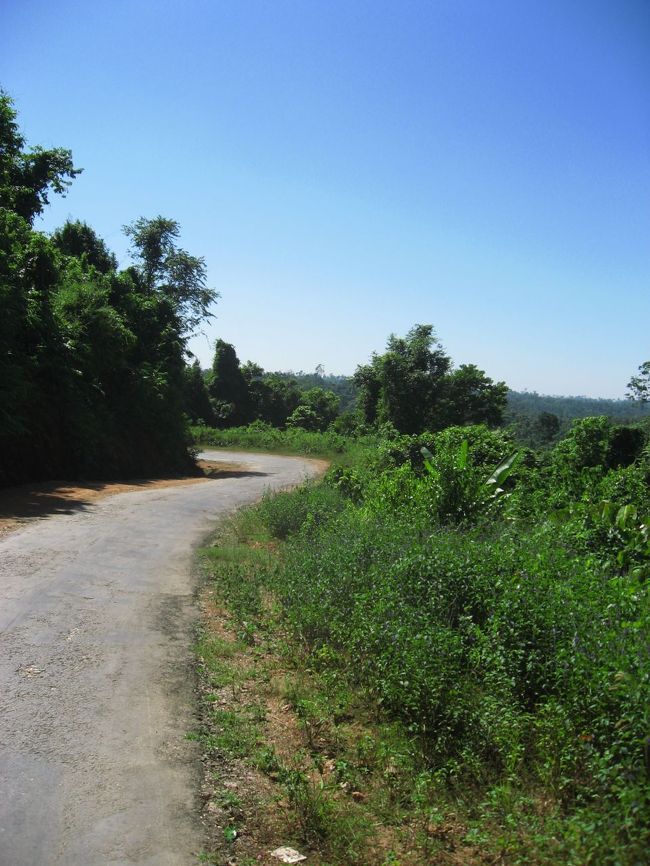 小さな村々(ロンプラによるとカレン民族？)を通りながら、丘を越えてゆく。<br />舗装道路なので思ったより快適。でも揺れはすごいよ。