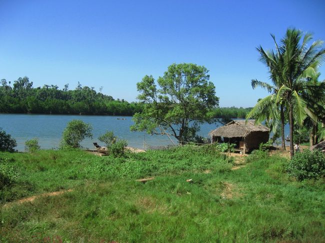 チャウンターへとそそぐ川を渡ると海はもうすぐ。