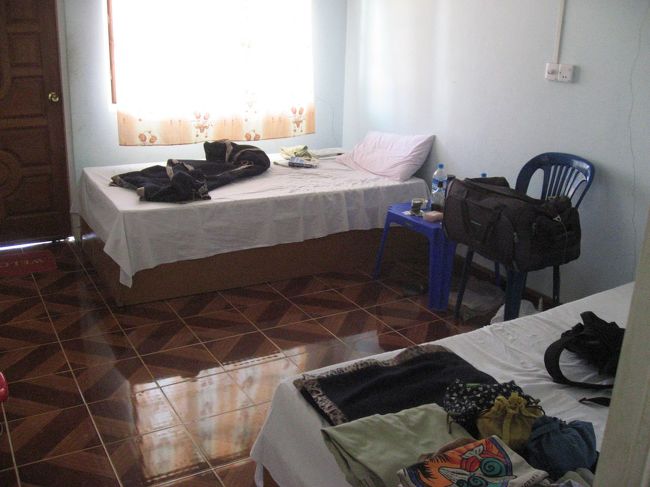 シャワー付の部屋が5ドル。驚くほど清潔。そして親切。<br />お勧めします。ランドリーも、何でも100Kと良心的。<br /><br />従業員のお兄ちゃん(英語は不可)が、市内ならバイクで無料でどこへでも送ってくれました。ただしバスが着く時間帯は客引きに出るので駄目。<br /><br />さらに利点があるんだけど、それは後述。
