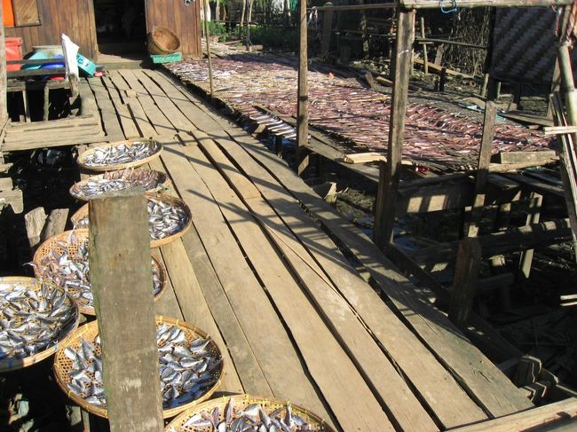 メインストリートから東へと伸びるレストラン街を超えると、急に漁村になります。