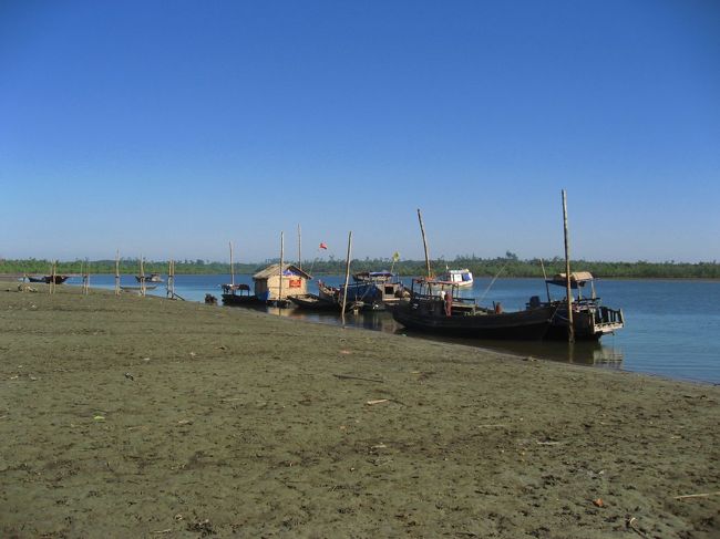 すぐに運河側のビーチに到着。