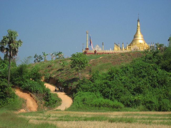 チャウンターを見下ろす小高い丘の上にあるサガワタウン僧院(Sakawa Taung Monastrey)、パテインで紹介してもらった僧院、<br /><br />海岸にある風力発電から電気を引いている。日本の援助で関電工？が建設したらしい。エンジニアの方々ご苦労様でした。立派に役立っています。