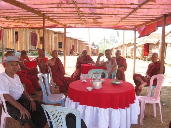 立ち並ぶ僧坊の前でお茶をいただく。<br />この丘には第二次世界大戦当時、日本軍が基地を置いていた。<br />左端のご老人はカタコトの日本語を話し、ここが塹壕だったなど、話してくれる。<br /><br />
