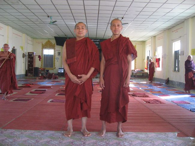 この二人のお坊さまは日本で暮らしたことがあって、日本語がペラペラ。日本人は大歓迎で迎えてくださります。<br /><br />