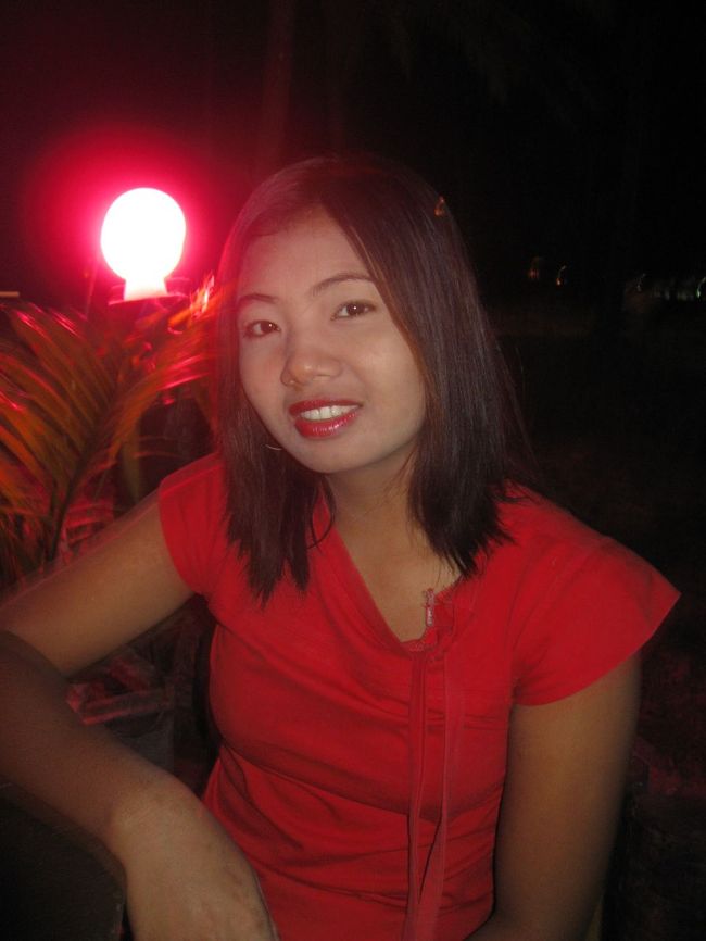 光の射す方へ歩いてゆくと、なんやらこんな場所に。<br />彼女は近くの村出身のカレン族の女性。