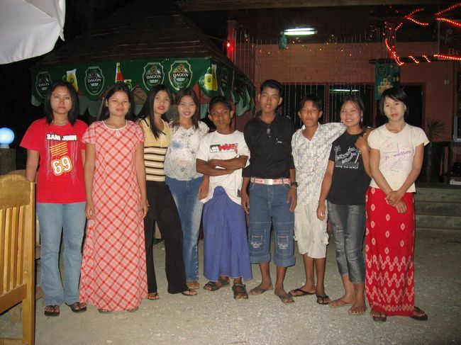 一生懸命にサービスしてくれるなボーイさんたちや素朴な女性マッサージ師たちと会話を楽しみながら、生ビールが400Kで飲めて(ミャンマーでは、女性と話しながら飲める場所は少ない。ヤンゴンやカラオケは別だけど)、<br />マッサージが1時間4000K(マネージャーいわく、スピードマッサージだそうで、ふたり掛かりで上半身と下半身を分担)で、<br />シャンプーもしてもらえて(シャンプーだけなら1500K)。<br /><br />料理はおつまみ程度なら許容範囲内のレベル。<br /><br />この場所に近いというだけでDiscovery Innをお勧めしてしまうほど、理想的な場所。<br /><br />ちなみに生ビールが飲めるもう一軒のお店(Top1：東西のレストラン街沿い)のオーナーは日本語が話せて、シーフードもうまい。タンメンもうまい。<br />でも生ビールはちょっと高め(たしか450か500K)。